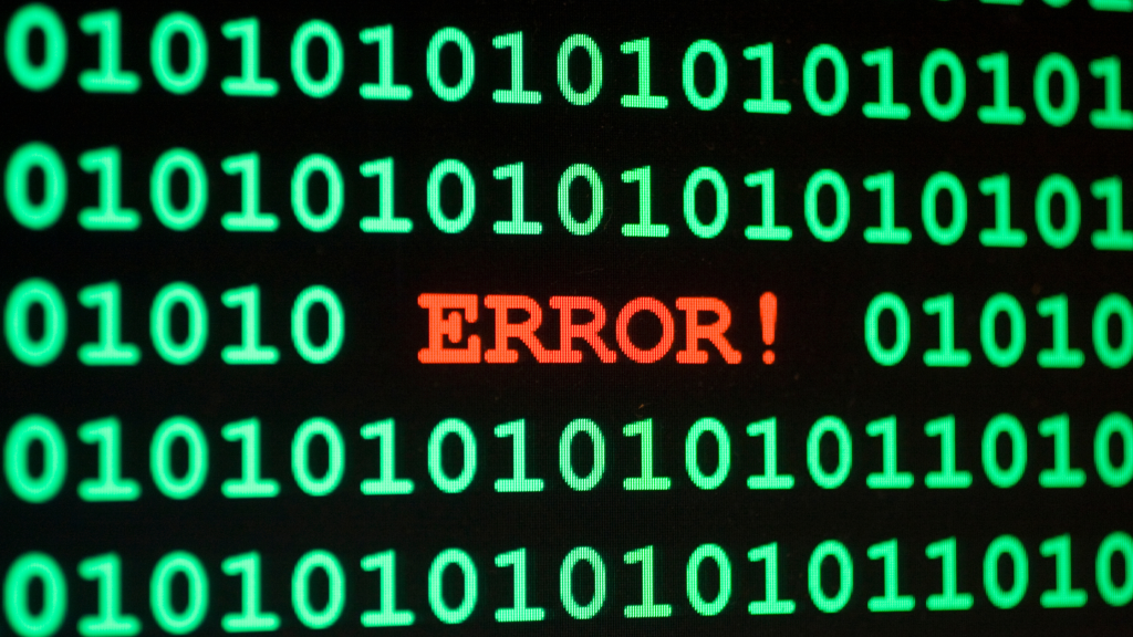 Ecran cu șiruri de cifre binare și cuvântul „ERROR!” scris cu roșu