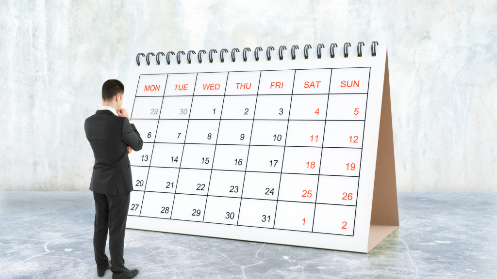 Om de afaceri care privește un calendar de birou supradimensionat